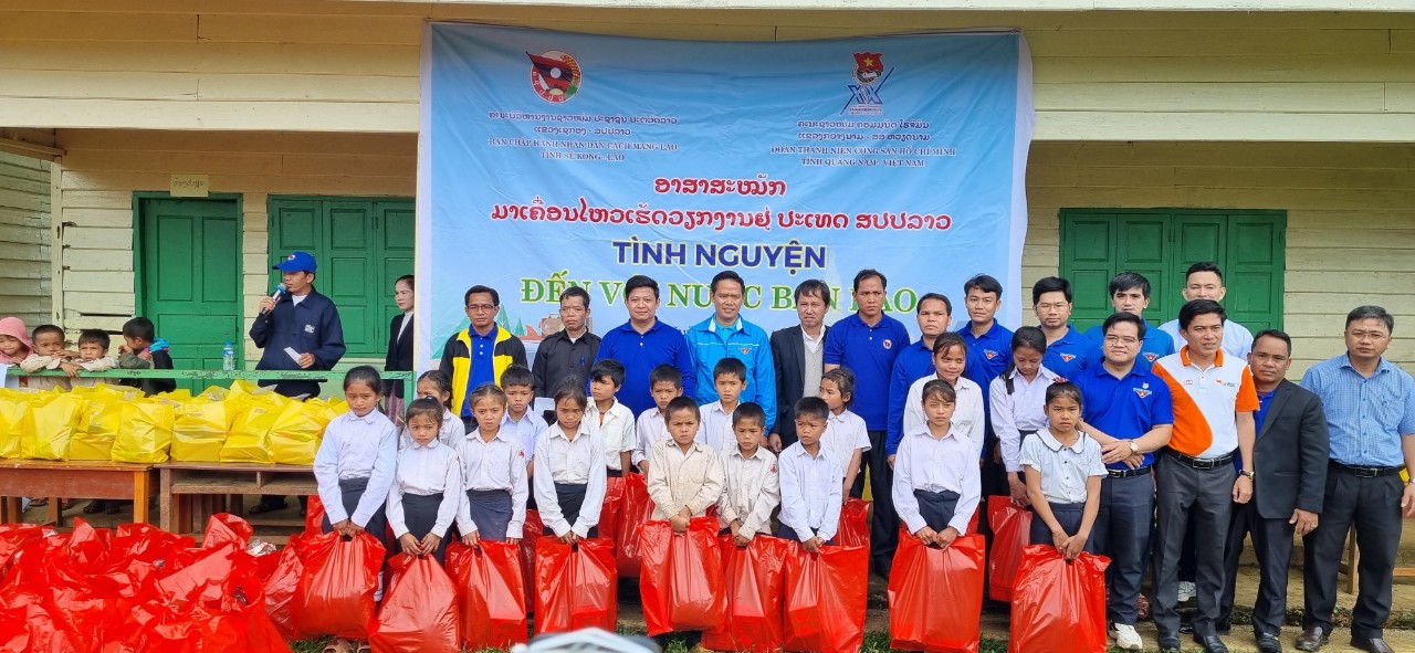 Tuổi trẻ Quảng Nam tình nguyện tại nước bạn Lào